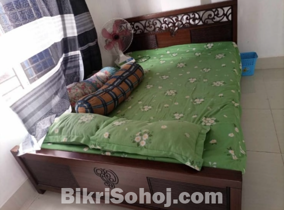 খাট ৫/৭ ফিট,ম্যাট্রেস ১টি,তোষোক ১টি,বালিশ ২টি,কোলবালিশ ২টি।